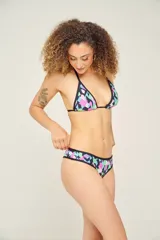 Traje de baño de dos piezas con estampado geométrico en tonos rosa, celeste, verde y negro. El corpiño es de triángulo con frunce ajustable y copas desmontables. La bombacha es de corte clásico.