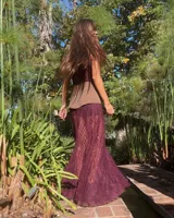 Culerito de descarne vacuno color negro, con diseño envolvente y flecos laterales. Cuenta con tiras para atar en la cintura y etiqueta de la marca Lucy in the Sky.