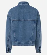 Campera de jean con corte boxy, cuello clásico, cierre frontal con botones metálicos, bolsillos con solapa en el pecho y costuras reforzadas.