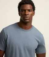 Remera de manga corta y cuello redondo, confeccionada en algodón peruano de alta calidad. Presenta un diseño liso y corte cómodo, ideal para uso diario.