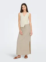 Chaleco sastrero color beige claro, de corte entallado, con escote en V y cierre frontal de botones. Presenta bolsillos falsos con pespunte en la parte inferior delantera.