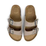 Sandalias de verano color beige con doble tira y hebillas plateadas.