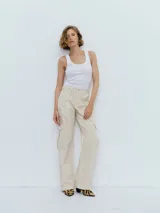 Pantalón cargo color beige, de corte recto y tiro alto.