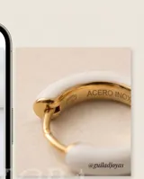 Aros tipo argolla pequeña de acero dorado con recubrimiento esmaltado en color blanco.