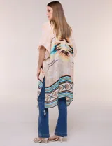 Kimono de gasa ligera con diseño estampado tribal en tonos beige, azul, rojo y amarillo, de silueta amplia y mangas cortas holgadas.