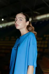 Remerón de corte oversized color azul, con cuello redondo y estampa gráfica circular en el frente.