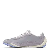 Championes Merrell modelo Relay Fly Vent Se, en color lila. Presentan un diseño moderno con paneles de gamuza y material sintético, cordones blancos y una suela texturizada distintiva en tonos azulados y crema.