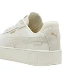 Championes Puma Carina Street SD de estilo urbano, color beige, con diseño de plataforma y detalles en gamuza. Presenta el logo de la marca en el lateral y en la suela.