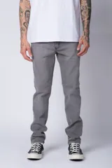 Pantalón de jean de corte recto y tiro medio, en color azul claro lavado, con cierre frontal y bolsillos laterales.
