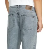 Pantalón de jean con corte tapered, de tiro medio y pierna ligeramente ajustada hacia el tobillo. Presenta un lavado gris con efecto desgastado, cierre de botón y cremallera, y diseño de cinco bolsillos.