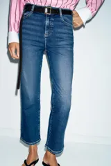 Jeans de tiro alto con corte mini flare y largo tobillero. Presentan diseño de cinco bolsillos, pernera estrecha con acabado evasé y cierre frontal con cremallera y botón.