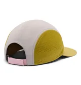 Gorra Columbia Wingmark de cinco paneles en combinación de colores rosado, gris, verde militar y mostaza, con visera curva, paneles laterales de malla y logo bordado en el frente.
