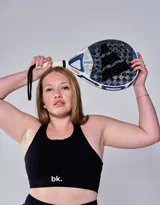 Top deportivo negro con breteles anchos y logo 'bk.' estampado en blanco.