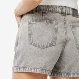 Short de jean gris de tiro alto con cuatro bolsillos de parche.