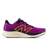 Championes de running New Balance modelo 680 V8, color violeta con detalles en amarillo y suela blanca. Presentan tecnología Fresh Foam en la entresuela para mayor amortiguación y empeine de malla técnica transpirable sin costuras.