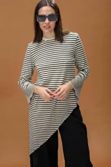 Sweater de punto largo con diseño de rayas horizontales en color negro y beige con hilos de lurex brillantes. Presenta cuello redondo y mangas largas con terminación acampanada.