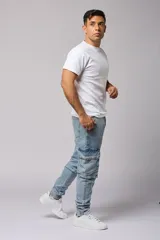 Pantalón jean celeste, corte jogger, con bolsillos cargo laterales y puños elásticos en los tobillos.