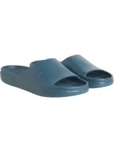 Ojotas tipo slide de color azul verdoso, con una banda ancha superior que presenta el logo 'CK' en relieve. La plantilla tiene textura acanalada para mayor agarre.