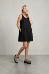 Sandalia de plataforma plana con doble tira y hebillas metálicas ajustables.