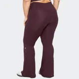 Pantalón deportivo Fabletics acampanado color negro, confeccionado en tejido ultrasuave y transpirable, con cinturilla cruzada.