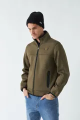 Campera azul marino con cuello alto y bolsillos laterales con cierre.