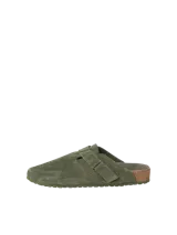 Zueco de gamuza verde militar con puntera redonda, tira ajustable con hebilla lateral, plantilla anatómica de corcho y suela de goma.