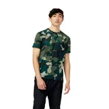 Remera deportiva New Balance con estampado de camuflaje en tonos verdes y negros, mangas cortas y logo reflectante en el pecho.