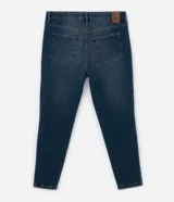 Pantalón de jeans skinny con lavado dirty, tiro alto, trabillas, cierre tradicional con botón interno para ajuste y bolsillos.