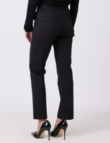 Pantalón de vestir marca Tahari, corte recto y tiro medio, confeccionado en tejido elastizado con diseño de rayas diplomáticas sutiles. Presenta pretina con pasadores, cierre con broche interno y bolsillos funcionales en la parte delantera.