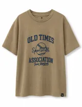 Remera de algodón color beige con efecto lavado, de corte holgado y manga corta. Presenta un estampado frontal en color azul oscuro con temática de béisbol y texto vintage.