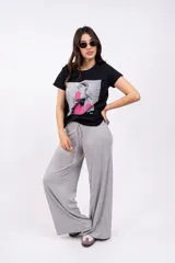Remera negra de manga corta con estampado de Ariana Grande en blanco y negro con detalles en fucsia.