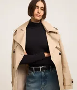Suéter de cuello alto y manga larga, confeccionado en algodón con elastano. Presenta un diseño básico y ajustado al cuerpo.