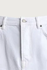 Jeans straight fit de corte recto y tiro medio, confeccionados en denim de algodón con efecto lavado en color marrón oscuro, con diseño clásico de cinco bolsillos y cierre frontal con botonadura.