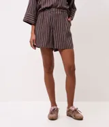 Short de corte recto confeccionado en viscolino con diseño de rayas verticales, cintura trasera con elástico, tapetas frontales con botones decorativos y bolsillos laterales.