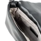 Bandolera negra de formato rectangular con solapa, confeccionada en símil cuero liso acolchado con diseño de costuras en X. Presenta herrajes plateados, incluyendo una cadena decorativa frontal y correa regulable. Cuenta con placa metálica con el logo de la marca en la parte inferior.