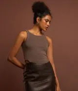 Musculosa marrón de ribana con efecto lavado, cuello redondo y bajo asimétrico.