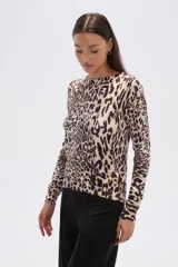 Sweater de punto con estampado floral en tonos rosados y marrones sobre base color crema, de cuello redondo y manga larga.