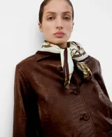 Chaqueta marrón efecto cuero con textura, cierre frontal con botones y puños y cintura elásticos tejidos.
