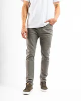 Pantalón de gabardina color gris con corte slim fit, bolsillos laterales y traseros, y cierre con botón y cremallera.