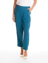 Pantalon de corte relajado color beige, con cintura plana en el frente y elástica en la parte posterior. Presenta pierna de corte recto, bolsillos laterales diagonales y bolsillos traseros simulados.