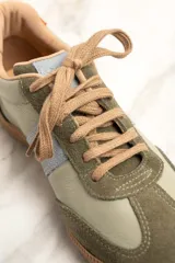 Zapatillas deportivas bajas de cuero color verde con detalles en verde oliva y celeste.