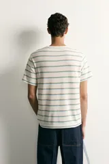 Camiseta de corte regular fit color crudo con diseño de rayas horizontales finas en tonos marrón y azul, cuello redondo y manga corta.