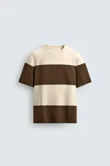 Camiseta relaxed fit de manga corta y cuello redondo, con diseño a rayas horizontales en color beige y marrón.