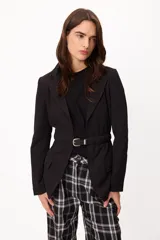 Blazer de largo medio con terminaciones clásicas, diseño sin cruce frontal y cinto de cuero fino incorporado para ajuste en la cintura.