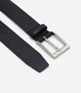 Cinturón de cuero negro liso con hebilla metálica plateada de forma rectangular.