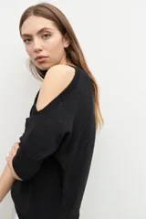 Sweater negro de lurex con hombros descubiertos y mangas 3/4.