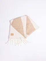 Bufanda de lana con diseño geométrico en tonos gris y marrón, con flecos en los extremos y etiqueta de marca cosida.