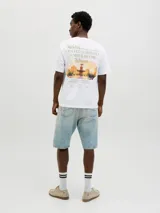 Camiseta blanca de algodón con estampa fotográfica en la espalda con texto "Studio Originals Crafted Aesthetics Summer of 1990 Edition Designed in Copenhagen Established in Nineteen Ninety".