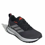 Championes de running Adidas modelo Runfalcon 5 TR, color negro con detalles en gris y naranja. Presentan mediasuela Cloudfoam para mayor amortiguación, exterior de malla técnica transpirable con refuerzos estructurales y suela de goma Adiwear con patrón de tracción para superficies mixtas.