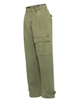 Pantalón de tiro alto y pierna recta, confeccionado en algodón orgánico. Presenta bolsillos laterales tipo cargo con solapa y detalle de tira ajustable con hebilla en el ruedo para modificar el ajuste.